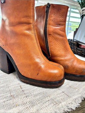 Vintage chunky 1990 KIZI Brown Heeled Ankle Boots. Please look at all of the pi.